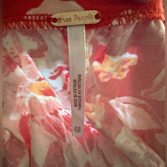 Free People Baja Babe Red Floral Print Tie Back Cold Shoulder Tee Size XS NWT - Picture 11 of 11